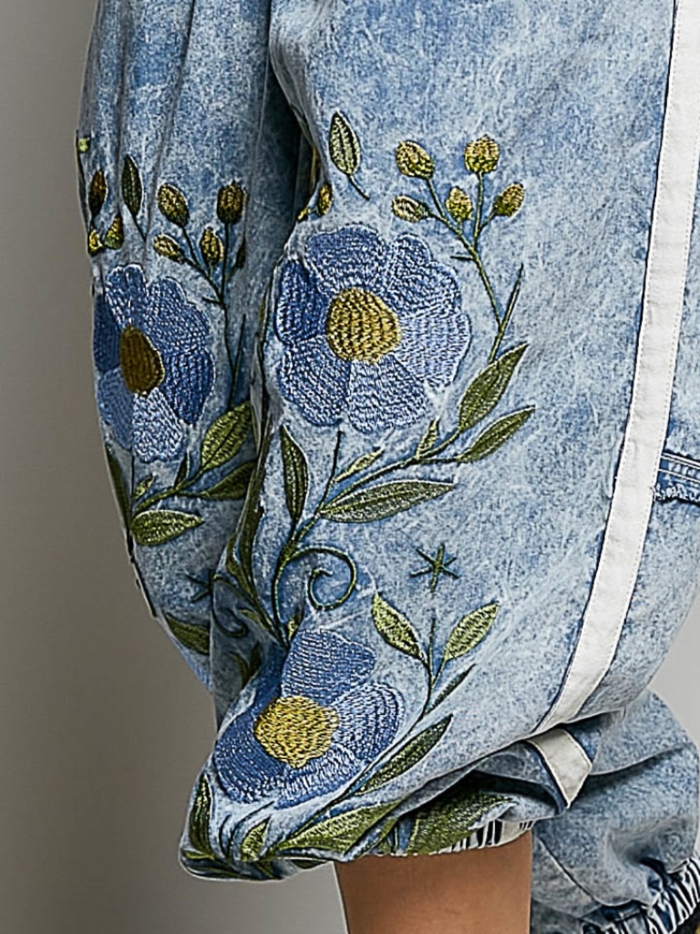 POL Mineral Wash Denim Stretchy Waist Floral Embroidered  Joggers Pants - Picture 2 of 10